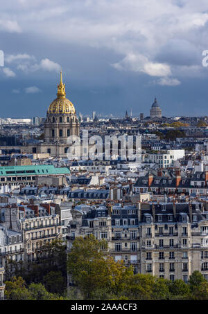 Zwei Kuppeln in Paris. Bedeckt in Gold gehört zur Armee Museum. In der Ferne ist Pantheon Stockfoto