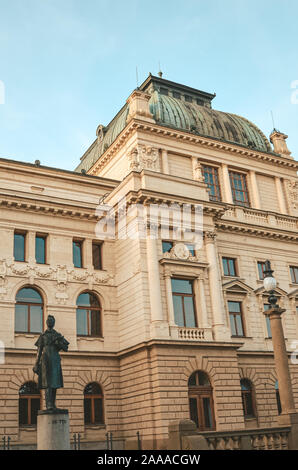 Pilsen, Tschechische Republik - 28 Oktober, 2018: Das Gebäude der J.K. Tyl Theater. Haus gebaut im neo-renaissance Stil mit Elementen des Jugendstil. Statue von Tyl im Vordergrund. Stockfoto