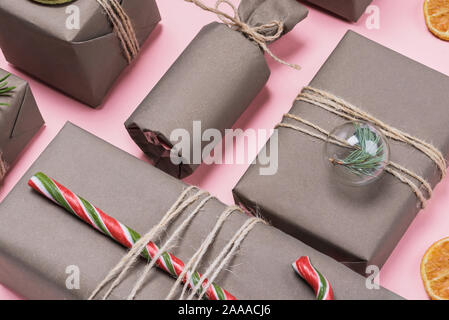 Geschenke und Geschenke in Handwerk Papier umhüllt mit Dekoration. Flach. Urlaub null Abfall Konzept. Stockfoto