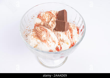 Eis Kugeln in einer Vase. Mit einem Stück Schokolade. Stockfoto
