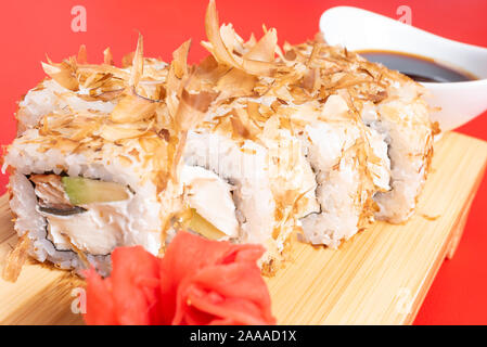 Getrockneter Thunfisch panade Rollen mit verschiedenen Füllungen. Close-up. Stockfoto