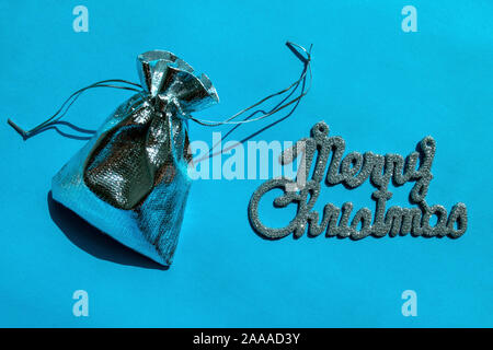 Frohe Weihnachten Titel und Silber vorhanden, auf blauem Hintergrund. Silber glänzend Frohe Weihnachten Handschrift. Urlaub Konzept Stockfoto