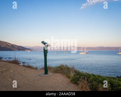 Münz-Fernglas mit Blick über die Küste von Ajaccio -Korsika Stockfoto