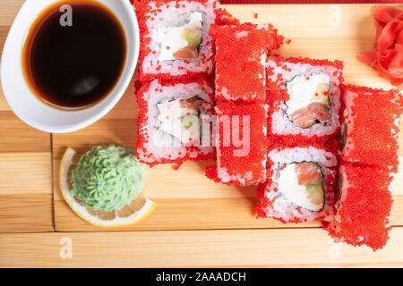 California Roll mit roten fliegende Fische Kaviar, mit wassabi und Ingwer. Stockfoto