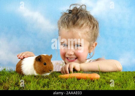 Mädchen mit Meerschweinchen, Deutschland/Maedchen mit Meerschweinchen, Deutschland/innen, Studio, Indoor, M‰dchen Stockfoto