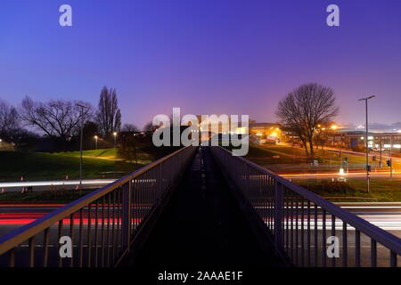 Eine Fußgängerbrücke im Armley, die Kreuze der Canal Street und führt zu Armley Gefängnis Stockfoto