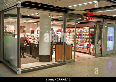 Amsterdam, Niederlande. 15 Sep, 2019. AMSTERDAM, 15-11-2019, Lager, Nu.nl, der Compagnie, Kiosk Branche, Buchhandlung Credit: Pro Schüsse/Alamy leben Nachrichten Stockfoto