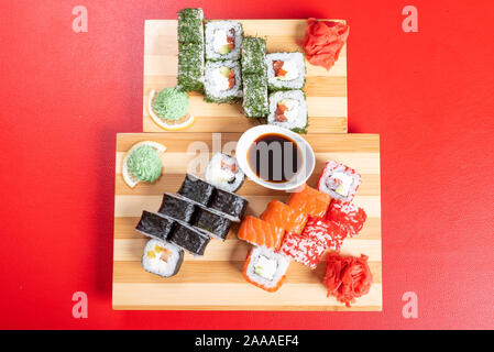 Sushi Set von Brötchen und Mohn, mit Lachs und Kaviar. Close-up. Stockfoto