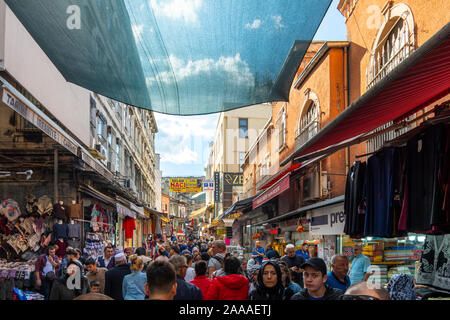 Lokale Türken shop der überfüllten outdoor Shopping Markt und Basar im Stadtteil Eminönü Istanbul, Türkei. Stockfoto