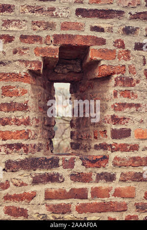 Detail der Öffnen/Lücke in einem alten Backstein / Mauerwerk Befestigungsmauer von Vyšehrad, Prag Stockfoto