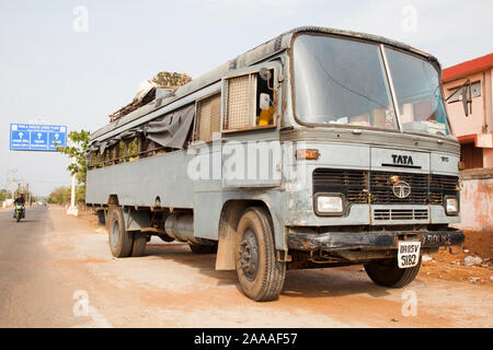 Odisha Polizei Bus Transport Polizei Verstärkungen in der kommenden indischen Wahlen von 2019. Puri, Odisha, Indien Stockfoto