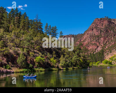 Felsen, Fluss und Flöße, Green River, kleines Loch Trail, National Forest, Flaming Gorge National Recreation Area in der Nähe von Dutch John, Utah. Stockfoto