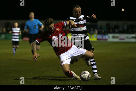 DARLINGTON, ENGLAND - 20. NOVEMBER Stephen Thompson von Darlington und James Clarke von Walsall während der FA Cup Match zwischen Darlington und Walsall Blackwell Wiesen, Darlington am Mittwoch, dem 20. November 2019. (Quelle: Chris Booth | MI Nachrichten) Credit: MI Nachrichten & Sport/Alamy leben Nachrichten Stockfoto