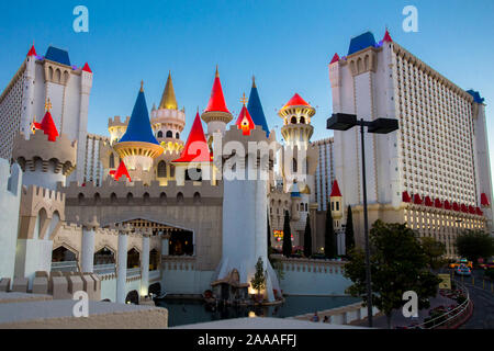 LAS VEGAS, NEVADA - 19. MAI 2017: Blick vom Excalibur Hotel und Casino in Las Vegas, Nevada, am Abend mit Lichtern Stockfoto