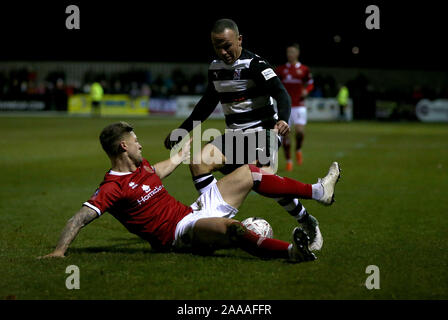 DARLINGTON, ENGLAND - 20. NOVEMBER Stephen Thompson von Darlington und James Clarke von Walsall während der FA Cup Match zwischen Darlington und Walsall Blackwell Wiesen, Darlington am Mittwoch, dem 20. November 2019. (Quelle: Chris Booth | MI Nachrichten) Credit: MI Nachrichten & Sport/Alamy leben Nachrichten Stockfoto