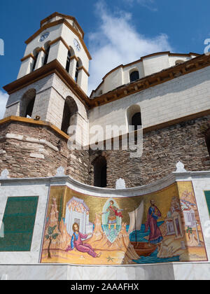 Buntes Mosaik Wandbild mit Gold Hintergrund der Darstellung der Reisen des Apostels Paulus in Kavala Griechenland. In der St. Nicholas Griechisch-orthodoxe Kirche fotografiert. Stockfoto