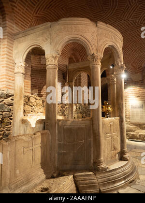 Überreste einer geschnitzten Stein römische Badewanne oder auch in der 4. Jahrhundert Krypta unterhalb St. Dimitrios Griechisch-orthodoxen Kirche in Thessaloniki, Griechenland. Stockfoto