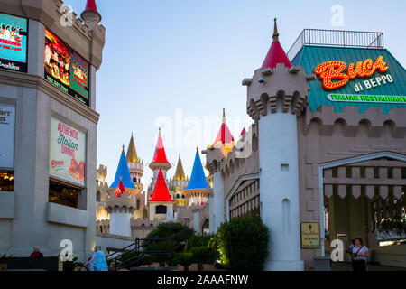 LAS VEGAS, NEVADA - 19. MAI 2017: Blick vom Excalibur Hotel und Casino in Las Vegas, Nevada, am Abend mit Lichtern Stockfoto