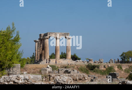 Korinth, Griechenland - 19 September, 2019: Die dorischen Säulen vom Tempel des Apollo in Korinth Griechenland mit mehreren Touristen, die in den Ruinen. Bild hat Stockfoto
