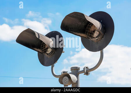 Semaphore Signal an einem Bahnübergang. Bahnübergang, Semaphore, STOP-Schild, Road Kreuzung. Stockfoto