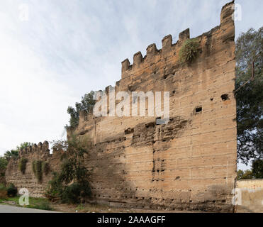 Fez, Marokko. November 9, 2019. Ein Blick auf die alten Stadtmauern in der Innenstadt Stockfoto