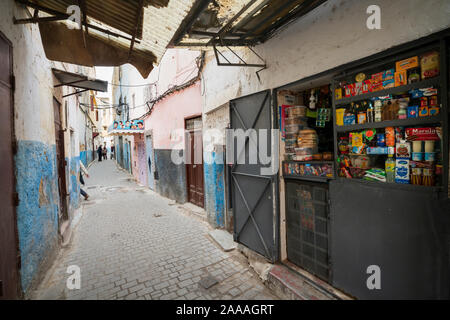 Fez, Marokko. November 9, 2019. Ein kleines Lebensmittelgeschäft in einer Gasse des alten jüdischen Viertels Stockfoto