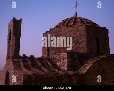 Nahaufnahme der Stein und Terrakotta Fliesen äußere einer griechisch-orthodoxen Kirche auf Patmos, Griechenland. Mit einer geringen Tiefenschärfe bei Sonnenuntergang fotografiert. Stockfoto