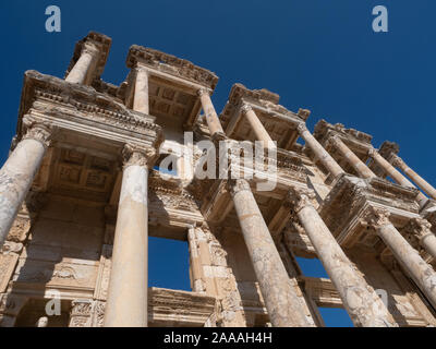 Nahaufnahme der steinerne Säulen, Kapitelle, Pauken, und Decken der Bibliothek des Celsus in Ephesus in der Türkei. Stockfoto