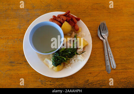 Asiatische Abendessen mit Suppe und Gabel auf den Tisch Stockfoto