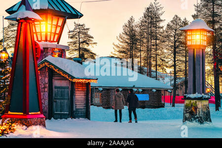 Ehepaar in Santa Claus Village in Rovaniemi neue Stockfoto