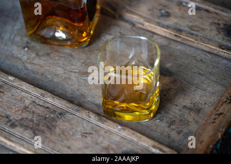 Whisky Glas und Flasche von oben auf einen alten Holztisch Stockfoto
