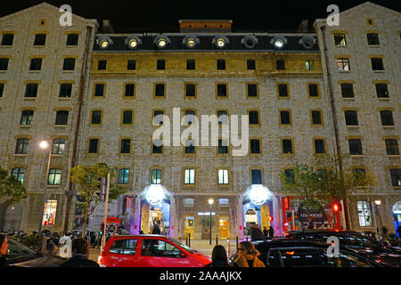 MARSEILLE, Frankreich-15 Nov 2019 - Nacht Blick auf Les Docks Village, ein Einkaufszentrum und Restaurant Komplex in einem sanierten Versand dock Warehouse auf. Stockfoto