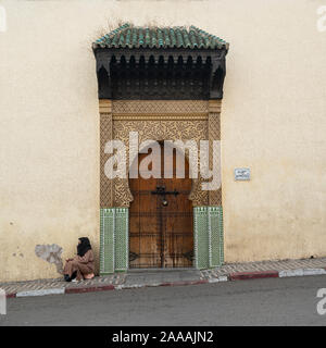 Fez, Marokko. November 9, 2019. ein Bettler an der Tür einer Moschee Stockfoto