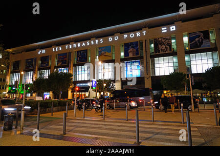 MARSEILLE, Frankreich-15 Nov 2019 - Nacht Blick auf Les Docks Village, ein Einkaufszentrum und Restaurant Komplex in einem sanierten Versand dock Warehouse auf. Stockfoto