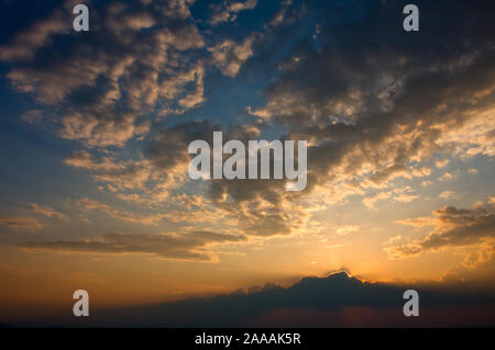 Ein farbenfroher Sonnenuntergang von oben Brasstown Bald in Georgien. Stockfoto