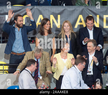 James und Pippa Middleton mit Peter und Herbst Phillips beobachten, Prinz Harry, Zara und Mike Tindall konkurrieren in einem prominenten Rollstuhl Rugby Spiel am Invictus Spiele in London. September 2014 Stockfoto