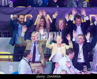 James und Pippa Middleton mit Peter und Herbst Phillips beobachten, Prinz Harry, Zara und Mike Tindall konkurrieren in einem prominenten Rollstuhl Rugby Spiel am Invictus Spiele in London. September 2014 Stockfoto