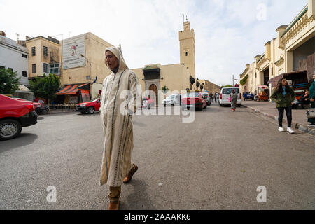 Fez, Marokko. November 9, 2019. Ein Mann mit einem traditionellen marokkanischen Kleid Spaziergänge in einer City Centre Street Stockfoto