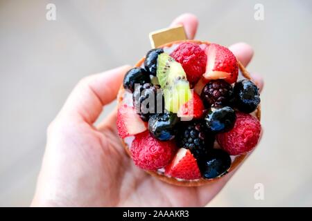 Frisches Obst Torte in womans Hand. Stockfoto