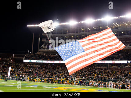 Waco, Texas, USA. 16 Nov, 2019. Parachuters bringen das Spiel Kugeln, bevor die erste Hälfte des NCAA Football Spiel zwischen Oklahoma Sooners und der Baylor Bären an McLane Stadion in Waco, Texas. Matthew Lynch/CSM/Alamy leben Nachrichten Stockfoto