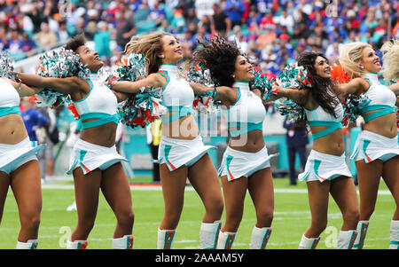 Miami Gardens, Florida, USA. 17. Nov, 2019. Miami Dolphins Cheerleaders durchführen, während ein NFL Football Spiel zwischen den Miami Dolphins und die Buffalo Bills im Hard Rock Stadion in Miami Gardens, Florida. Credit: Mario Houben/ZUMA Draht/Alamy leben Nachrichten Stockfoto