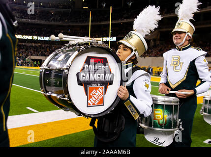 Waco, Texas, USA. 16 Nov, 2019. Baylor Bears Bandmitglieder sind Sie bereit, das Feld zu, bevor Sie die erste Hälfte des NCAA Football Spiel zwischen Oklahoma Sooners und der Baylor Bären an McLane Stadion in Waco, Texas. Matthew Lynch/CSM/Alamy leben Nachrichten Stockfoto