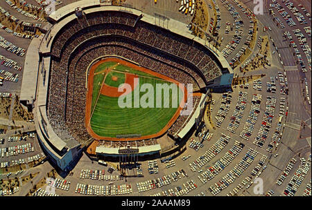 Luftaufnahme von Dodger Stadium 1960 der era Postkarte. Dodger Stadium, eröffnet im Jahr 1962 für die Los Angeles Dodgers Major League Baseball Saison. Die Schwindler hatten von Brooklyn nach L.A. 1958 verlegt und spielten ihre ersten paar Jahreszeiten am Memorial Coliseum vor dem Bau war komplett. Stockfoto