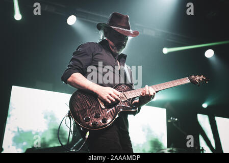 TEATRO DELLA CONCORDIA, Venaria, Italien - 2019/11/20: Der italienische Gitarrist Giacomo Castellano live zusammen mit Piero Pel, für die "Benvenuto al Mondo"-Tour 2019 Stockfoto