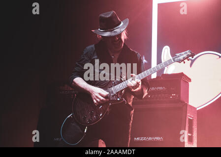 TEATRO DELLA CONCORDIA, Venaria, Italien - 2019/11/20: Der italienische Gitarrist Giacomo Castellano live zusammen mit Piero Pel, für die "Benvenuto al Mondo"-Tour 2019 Stockfoto
