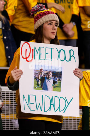 Waco, Texas, USA. 16 Nov, 2019. Baylor Bears Student hält ein Schild in der 1. Hälfte des NCAA Football Spiel zwischen Oklahoma Sooners und der Baylor Bären an McLane Stadion in Waco, Texas. Matthew Lynch/CSM/Alamy leben Nachrichten Stockfoto