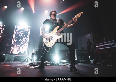 TEATRO DELLA CONCORDIA, Venaria, Italien - 2019/11/20: Der italienische bassist Dado Neri live zusammen mit Piero Pel, für die "Benvenuto al Mondo"-Tour 2019 Stockfoto