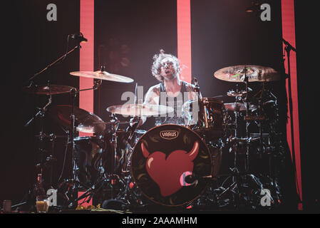 TEATRO DELLA CONCORDIA, Venaria, Italien - 2019/11/20: Die italienischen Schlagzeuger Luca Martelli live zusammen mit Piero Pel, für die "Benvenuto al Mondo"-Tour 2019 Stockfoto