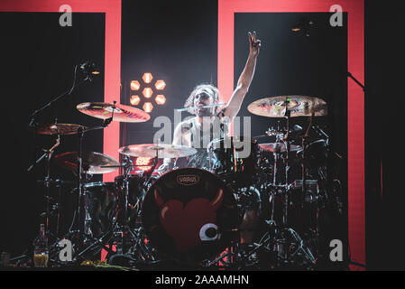 TEATRO DELLA CONCORDIA, Venaria, Italien - 2019/11/20: Die italienischen Schlagzeuger Luca Martelli live zusammen mit Piero Pel, für die "Benvenuto al Mondo"-Tour 2019 Stockfoto