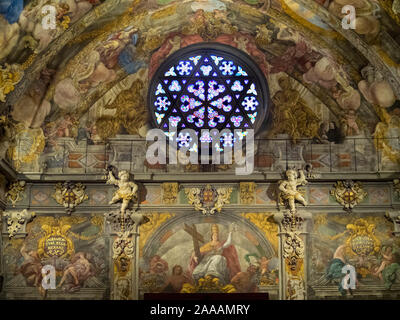 Fresko abgedeckt Innenraum von St. Nicolas de Bari und St Peter Martir Kirche Stockfoto